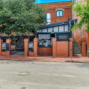 https://west-end-loft-downtown-5-min-walk-to-river-st.top-hotels-in-savannah.com